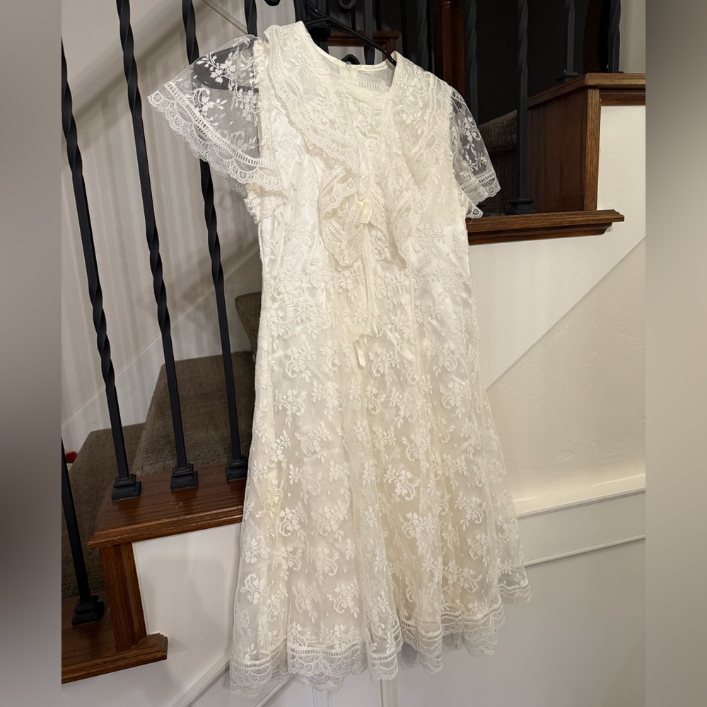 Elegant Lace Jessica McClintock Dress in Cream